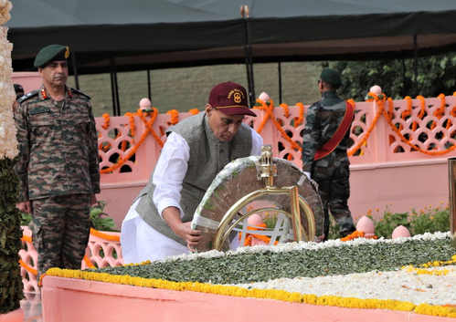 Rajnath Joins Kargil Vijay Diwas Memorial Functions in Drass