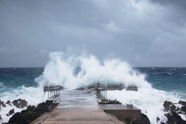 Laura Slams Louisiana Coast with Fierce Wind, Surging Sea