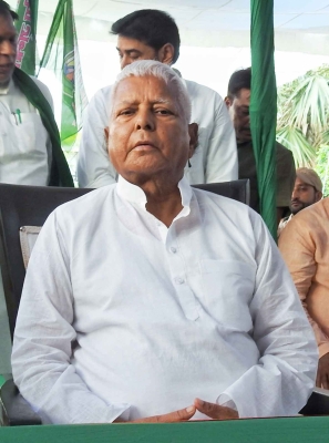 Lalu, Family at Delhi Court in Land-for-job Scam 