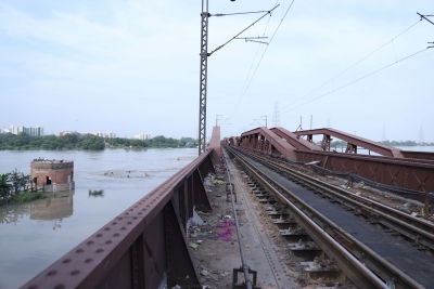 Rail Traffic Temporarily Suspended on Old Yamuna Bridge after Water Level Crosses Danger Mark