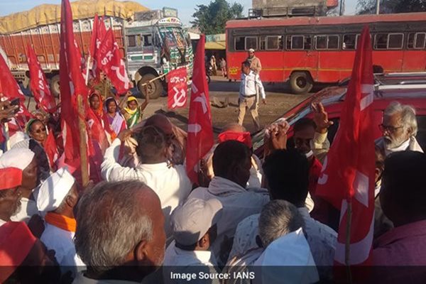 3,000 Maharashtra Farmers Start 'long Procession to Delhi'