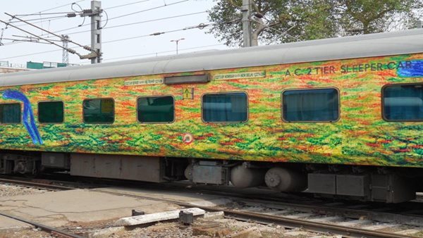 Delhi-Howrah Duronto express' passengers robbed at gunpoint in Bihar 