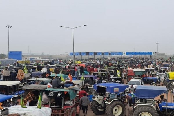 Talks Underway: Farmers Feast on 'langar' Delicacies