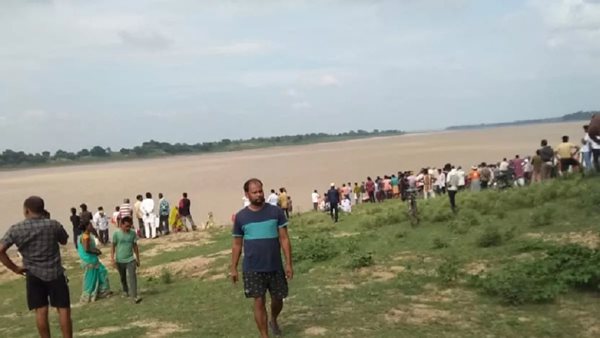 20 feared dead as boat capsizes in UP district