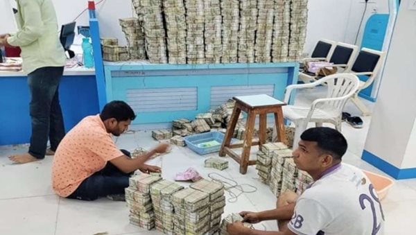I-T raids 2 business firms in Maharashtra, Rs 56 cr cash seized