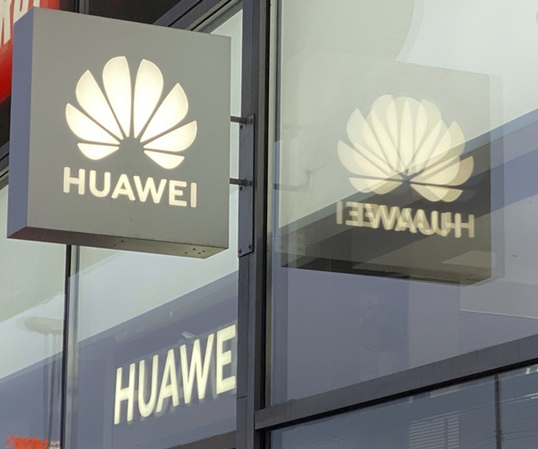 Trump Signs Law to Bar Rural Carriers from Using Huawei