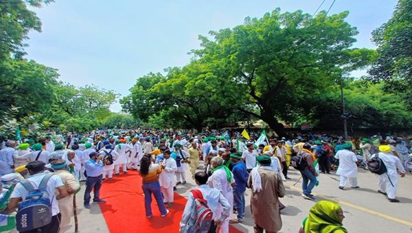 Farmers reach Jantar Mantar, Delhi borders witness massive jams