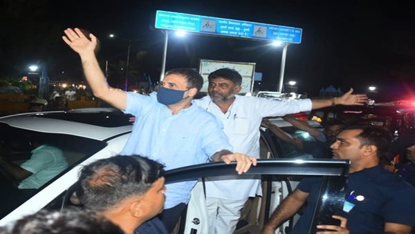 Rahul arrives to a rousing welcome in Karnataka