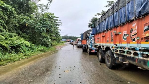 Hundreds of vehicles stranded, internet suspended in Manipur