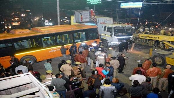 6 dead after electric bus runs over bystanders in Kanpur