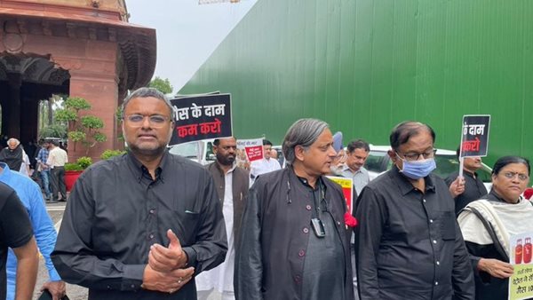 Congress MPs begin their march from Parliament to Rashtrapati Bhavan